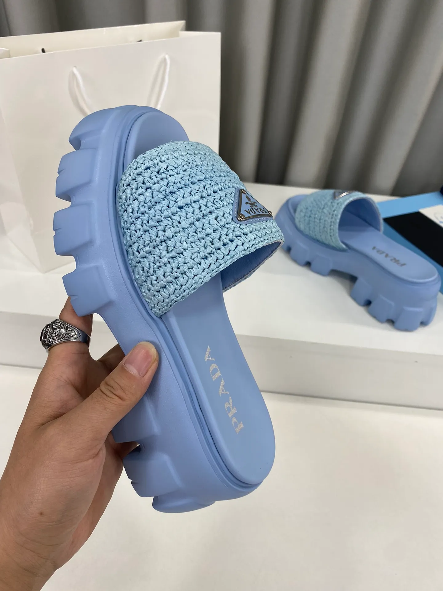 💕💕Factory direct selling price p460💕💕 Prada's latest tooth-woven thick-soled triangle buckle slippers☑️ Latest environmentally friendly PP material, fully handmade crochet, just like knitting sweaters, slow work and meticulous work, retro fashionable thick-soled shoes, with rubber uppers, making the whole pair of shoes light and comfortable. Bright colors, a variety of choices to meet the needs of fashionable people with different styles! The iconic metal triangle logo is paired with the shape of ancient beach slippers. Every design element is fashionable! Size: Women's 35-39 (34, 40, custom-made, non-returnable) Full set of counter original packaging